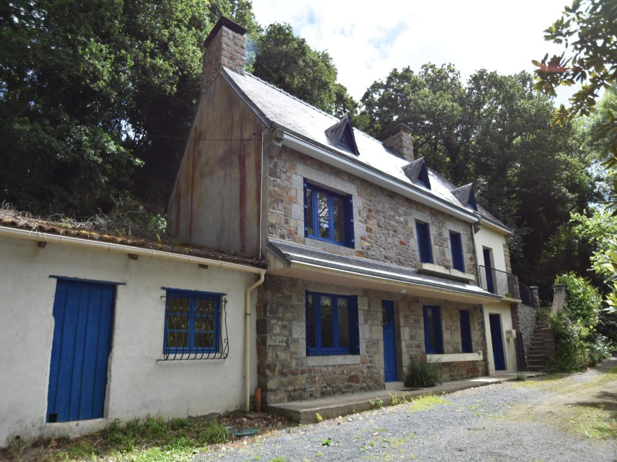Superb Holiday Home With Private Garden Yvias Ngoại thất bức ảnh