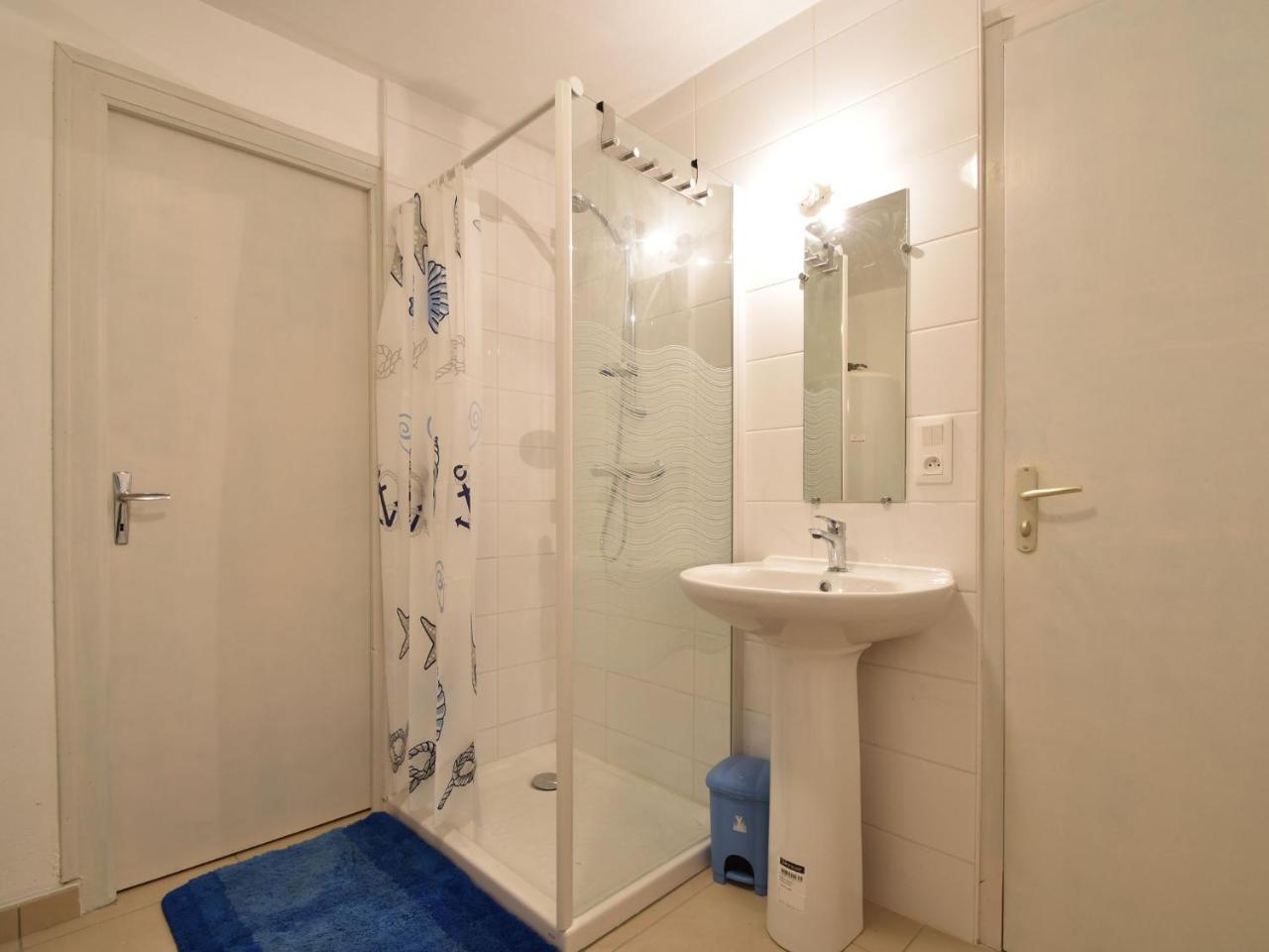 Superb Holiday Home With Private Garden Yvias Ngoại thất bức ảnh