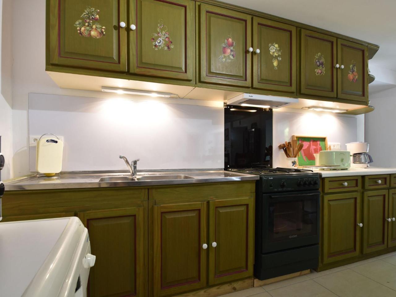 Superb Holiday Home With Private Garden Yvias Ngoại thất bức ảnh